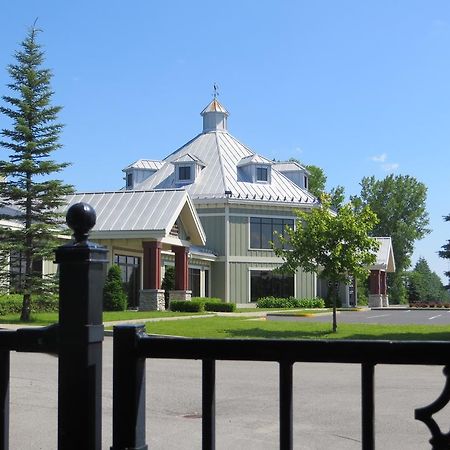 Hotel St-Bernard Saint-Bernard-de-Lacolle Bagian luar foto