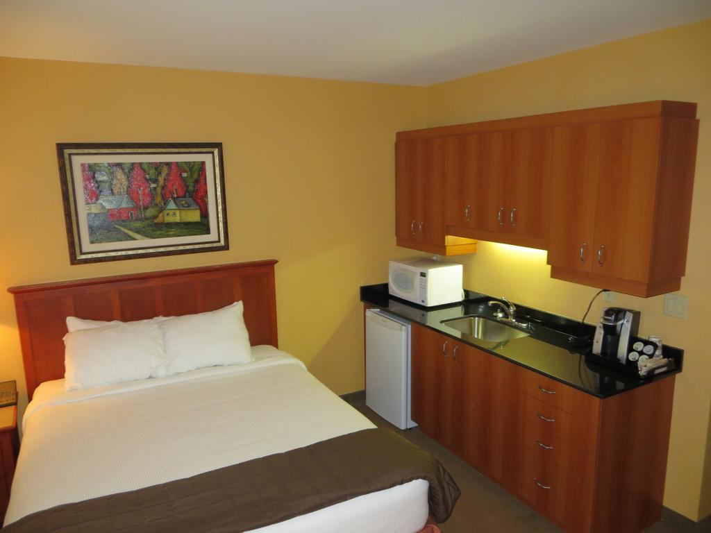 Hotel St-Bernard Saint-Bernard-de-Lacolle Ruang foto