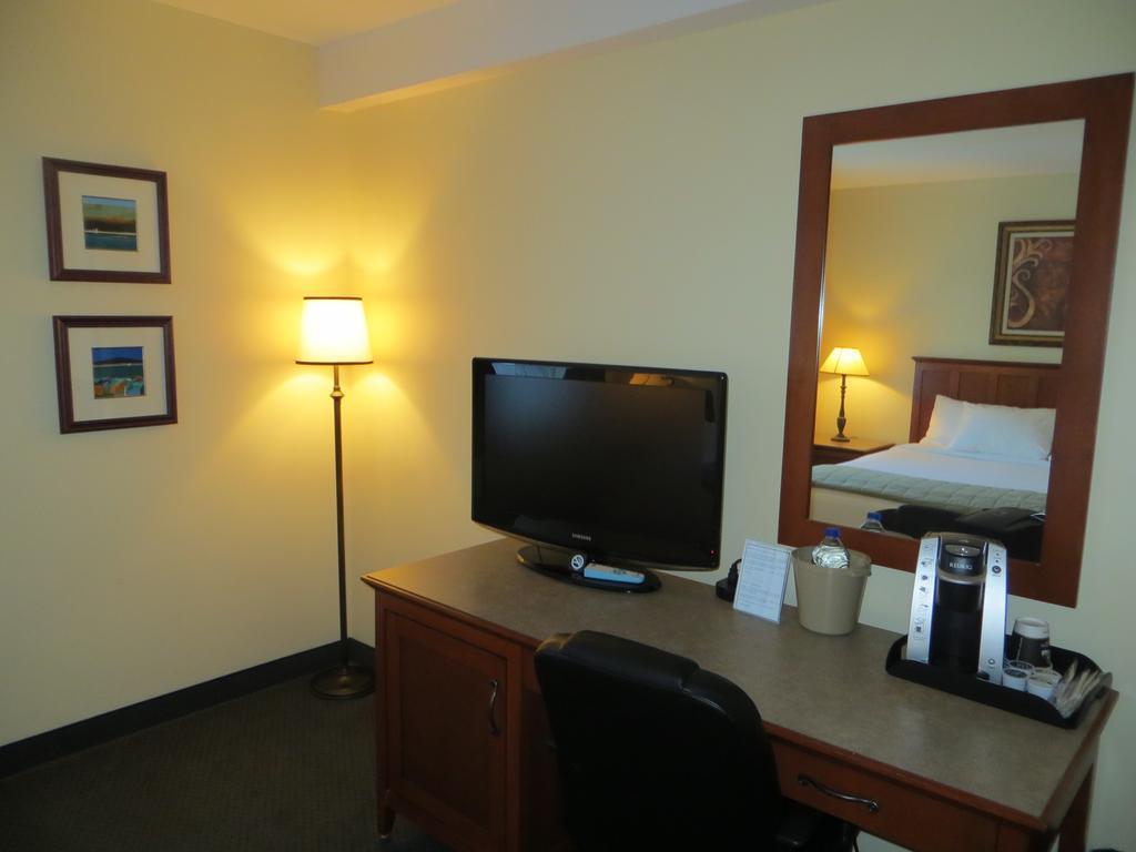 Hotel St-Bernard Saint-Bernard-de-Lacolle Ruang foto