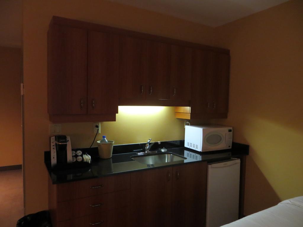 Hotel St-Bernard Saint-Bernard-de-Lacolle Ruang foto