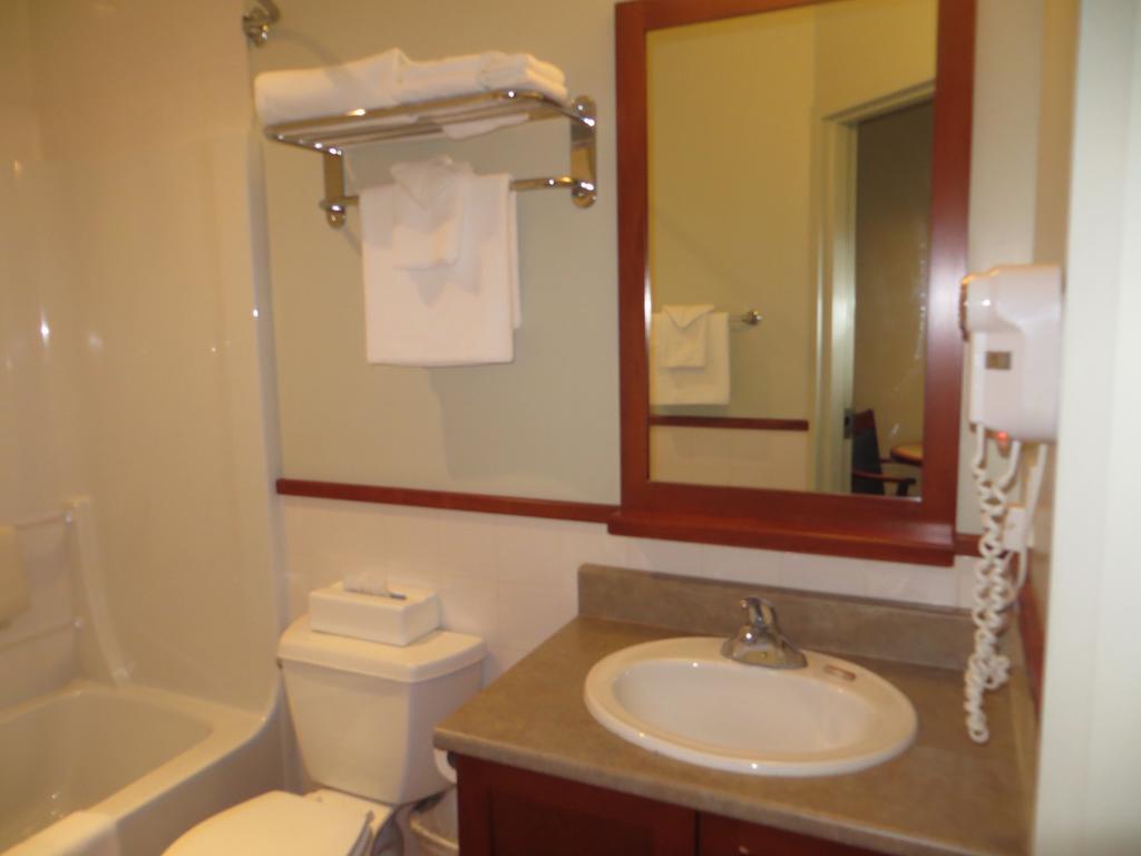 Hotel St-Bernard Saint-Bernard-de-Lacolle Ruang foto