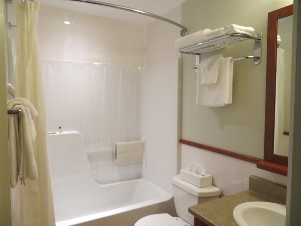 Hotel St-Bernard Saint-Bernard-de-Lacolle Ruang foto
