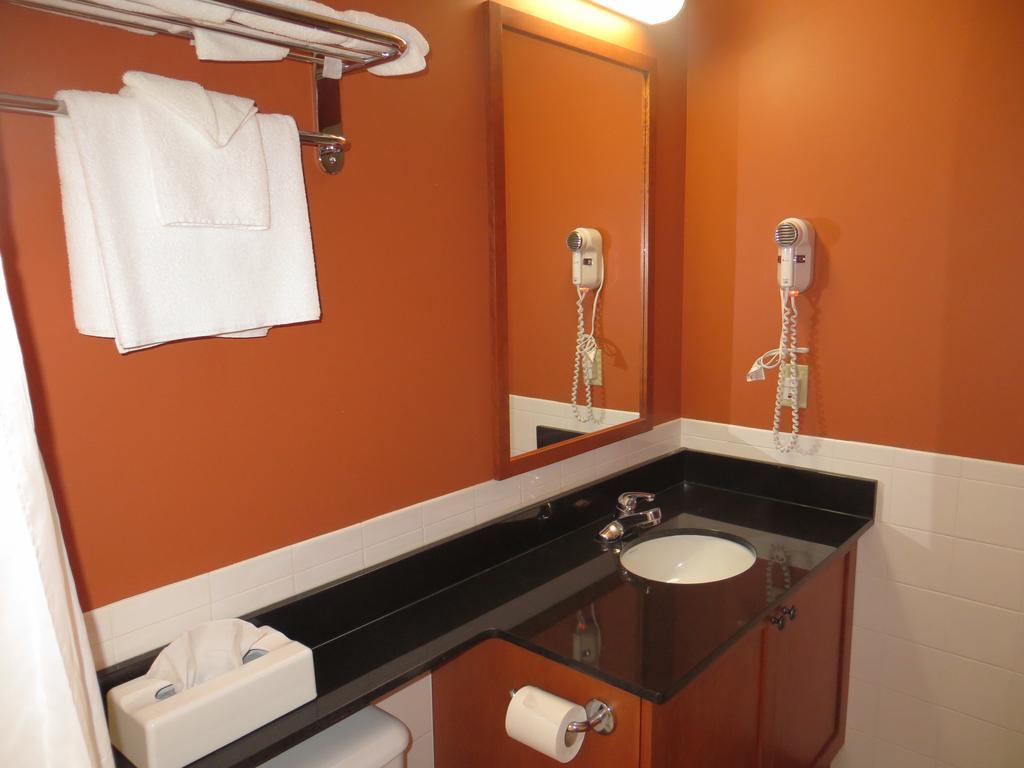 Hotel St-Bernard Saint-Bernard-de-Lacolle Ruang foto
