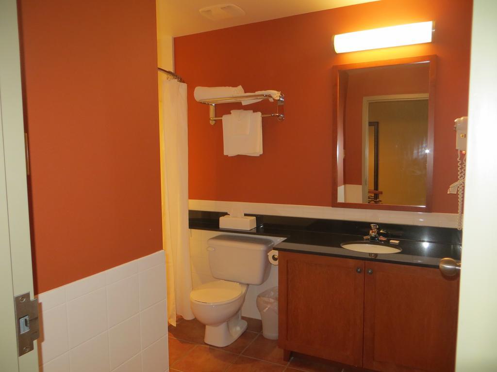 Hotel St-Bernard Saint-Bernard-de-Lacolle Ruang foto