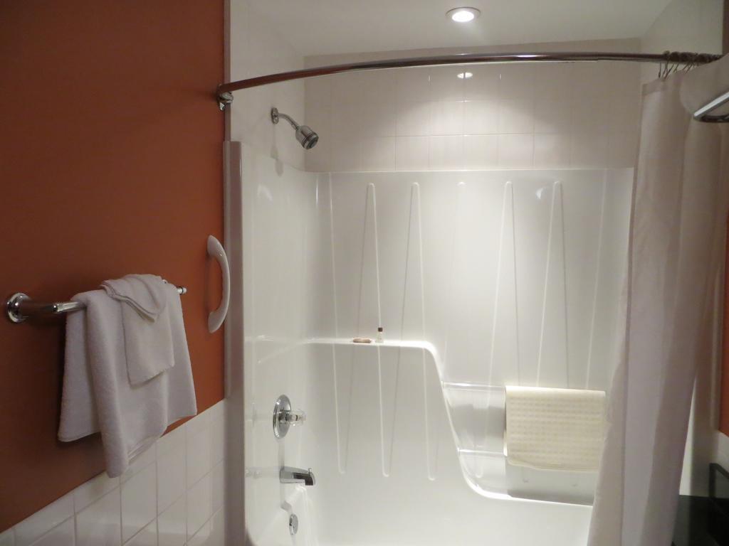 Hotel St-Bernard Saint-Bernard-de-Lacolle Ruang foto