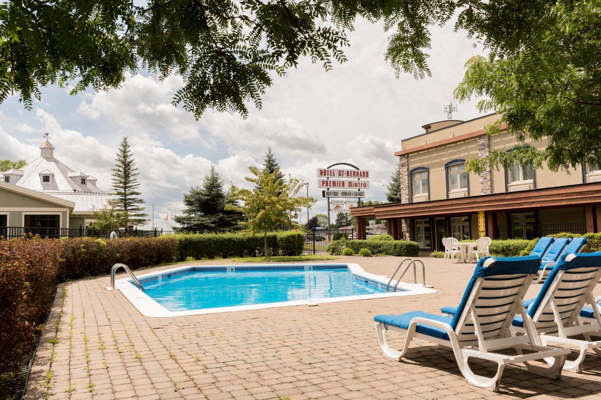 Hotel St-Bernard Saint-Bernard-de-Lacolle Bagian luar foto