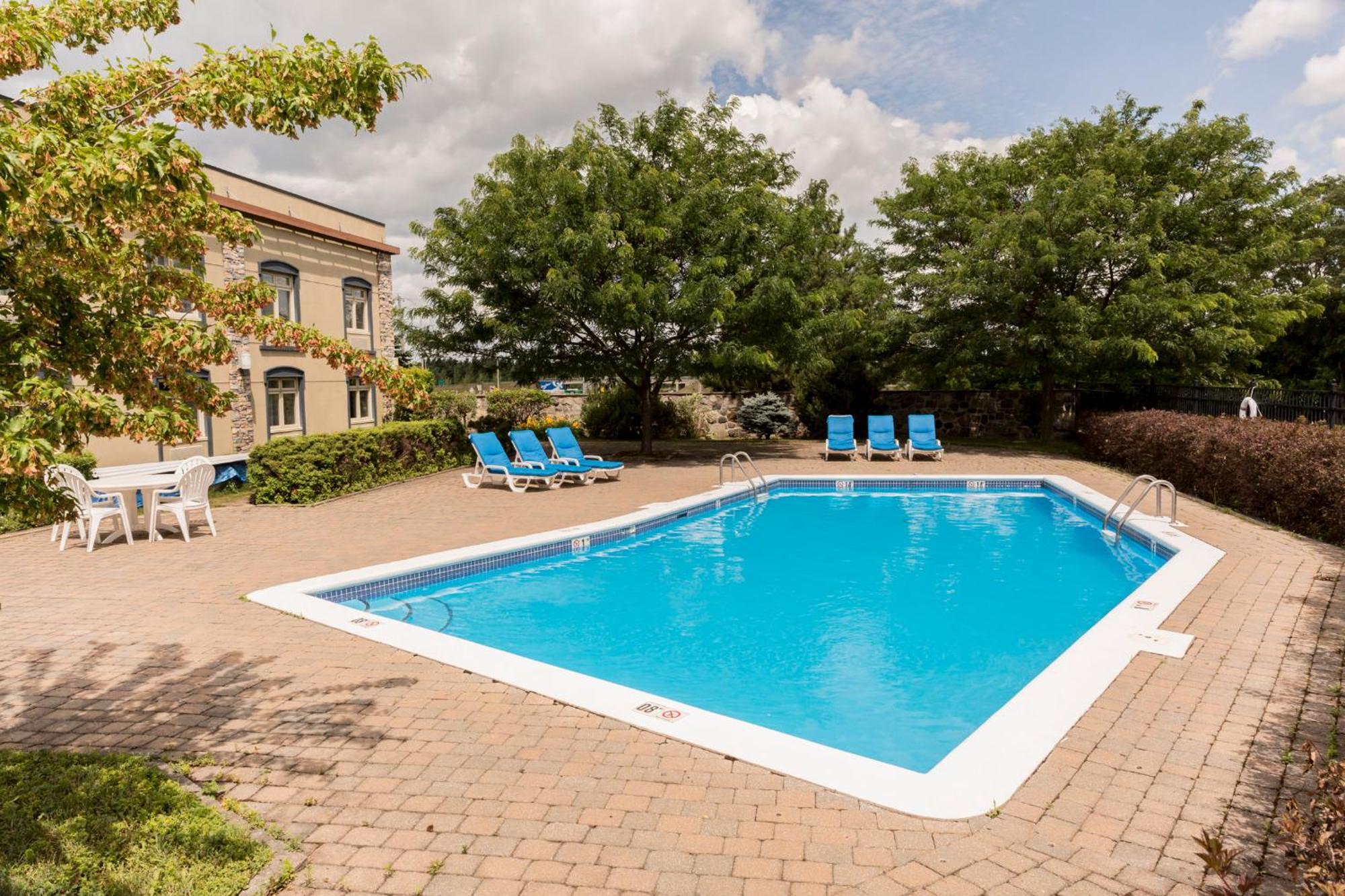 Hotel St-Bernard Saint-Bernard-de-Lacolle Bagian luar foto