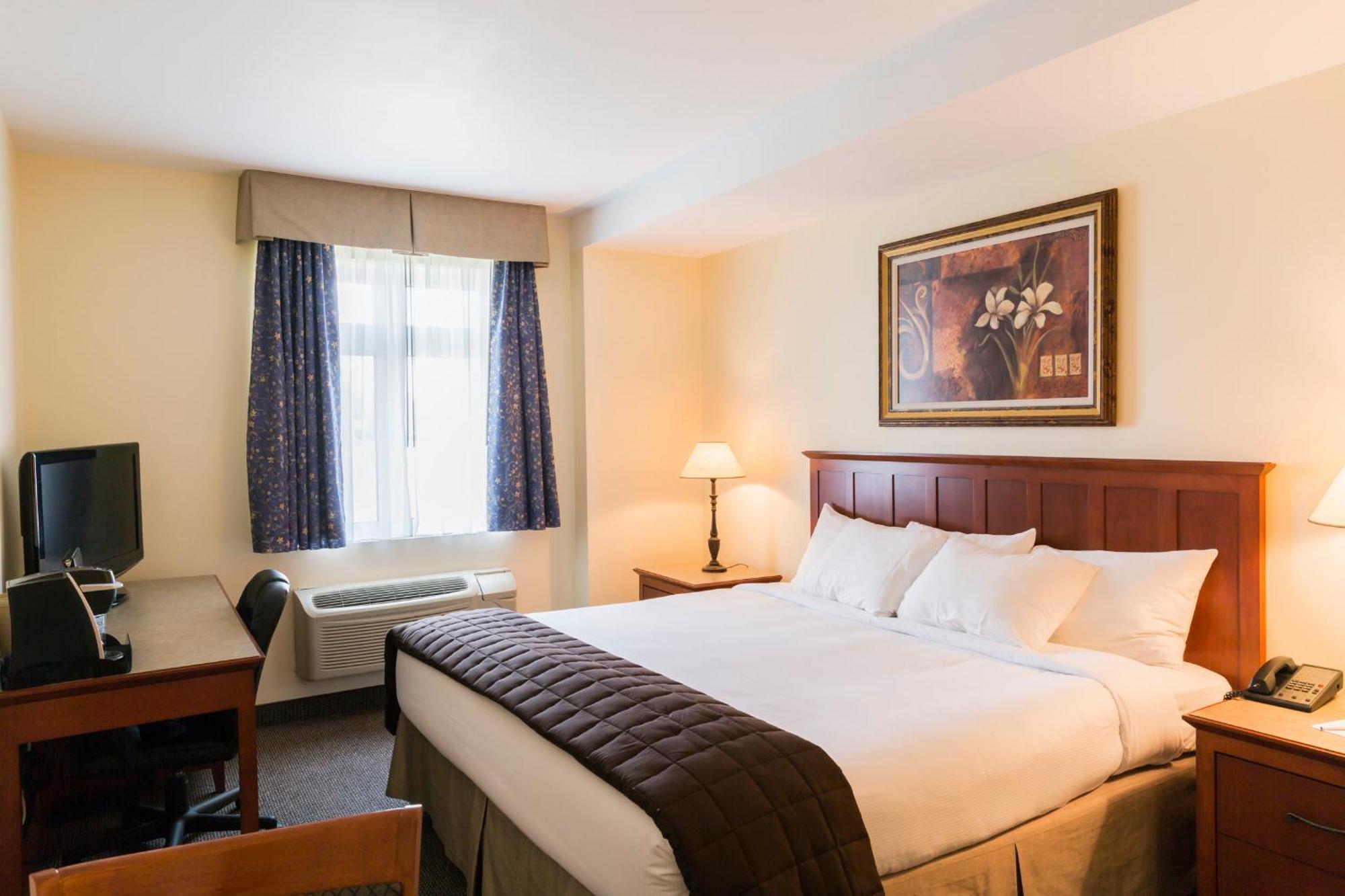 Hotel St-Bernard Saint-Bernard-de-Lacolle Bagian luar foto