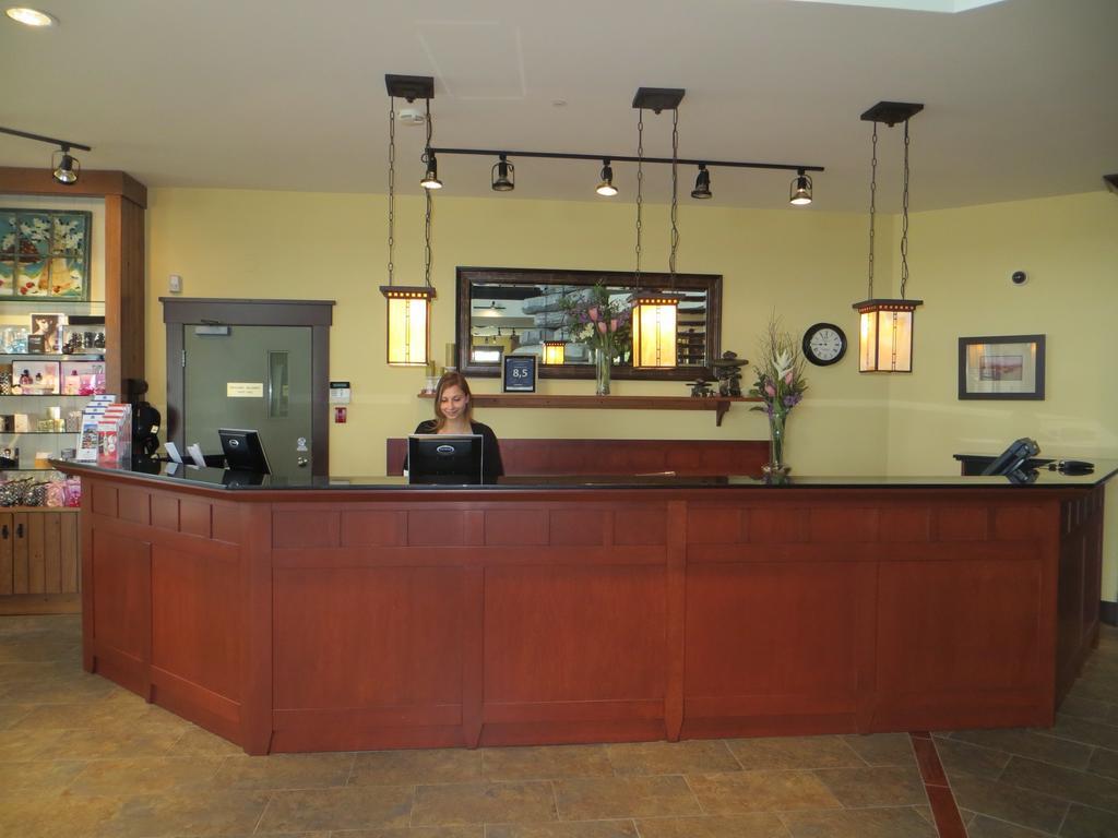 Hotel St-Bernard Saint-Bernard-de-Lacolle Bagian luar foto