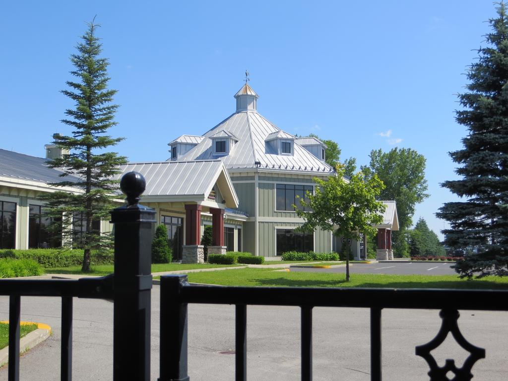 Hotel St-Bernard Saint-Bernard-de-Lacolle Bagian luar foto