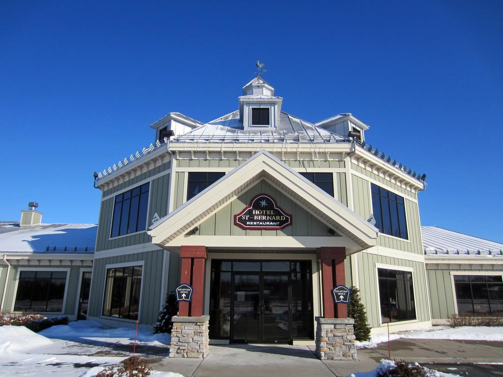 Hotel St-Bernard Saint-Bernard-de-Lacolle Bagian luar foto