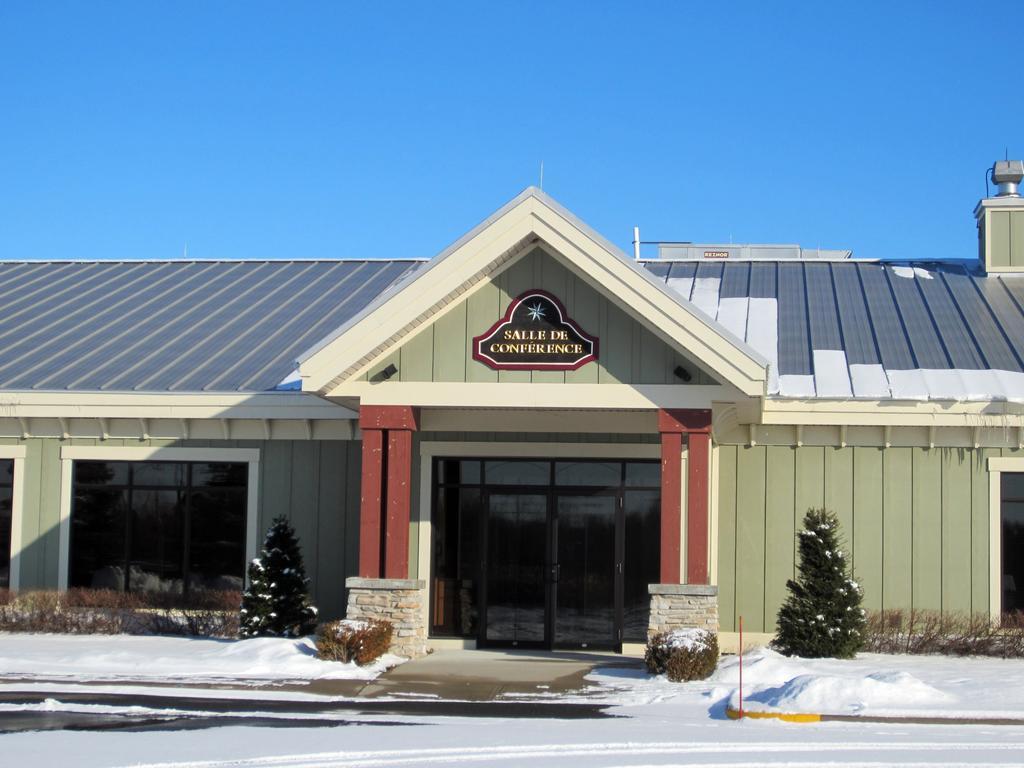 Hotel St-Bernard Saint-Bernard-de-Lacolle Bagian luar foto
